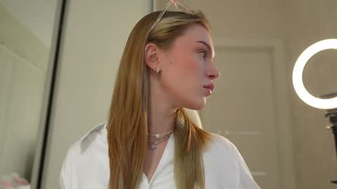 Snapshot of cyberheart_ chatting on 01.05.25 EMILY online show from 01.05.25