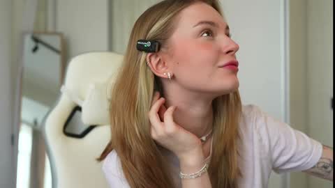 Snapshot of cyberheart_ chatting on 02.05.25 EMILY online show from 02.05.25