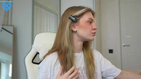 Snapshot of cyberheart_ chatting on 02.08.25 EMILY online show from 02.08.25