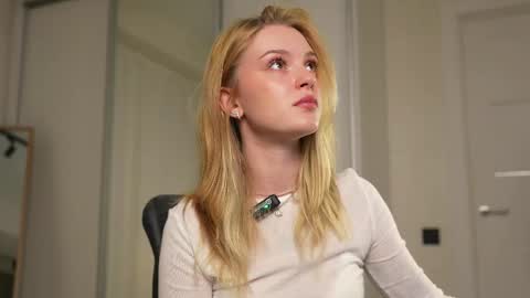 Snapshot of cyberheart_ chatting on 09.08.25 EMILY online show from 09.08.25