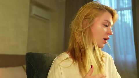 Snapshot of cyberheart_ chatting on 10.01.25 EMILY online show from 10.01.25