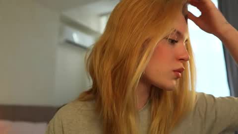 Snapshot of cyberheart_ chatting on 10.02.25 EMILY online show from 10.02.25