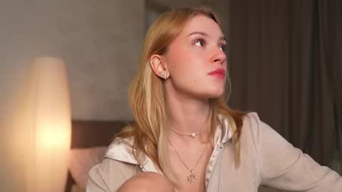 Snapshot of cyberheart_ chatting on 10.12.25 EMILY online show from 10.12.25