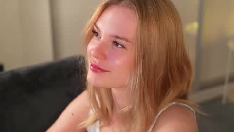 Snapshot of cyberheart_ chatting on 11.05.25 EMILY online show from 11.05.25