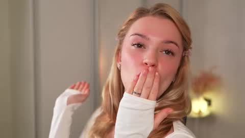 Snapshot of cyberheart_ chatting on 11.08.25 EMILY online show from 11.08.25