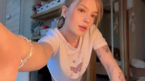 Im Emi streaming with my friend Reyna today online show from 04.24.26