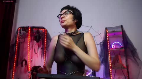 Snapshot of cyberxgoddess_ chatting on 11.09.25 Lily Goddess online show from 11.09.25