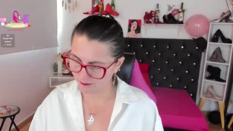 Mia  online show from 09.09.25