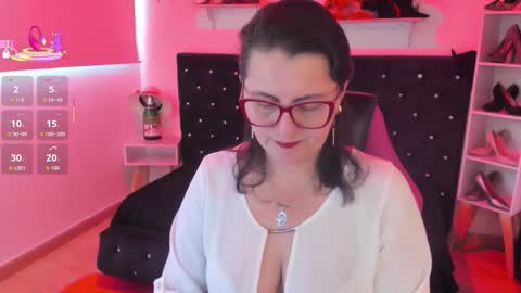 Mia  online show from 10.04.25