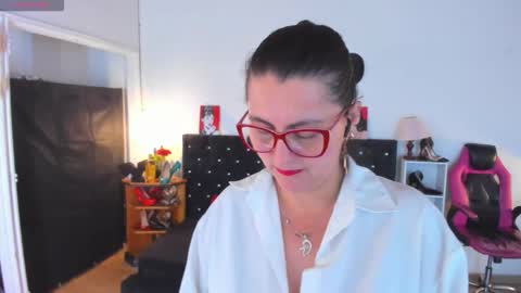 Mia  online show from 11.21.25