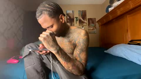 Snapshot of daddyjanimal chatting on 12.10.24 sexy tatted king bbc online show from 12.10.24