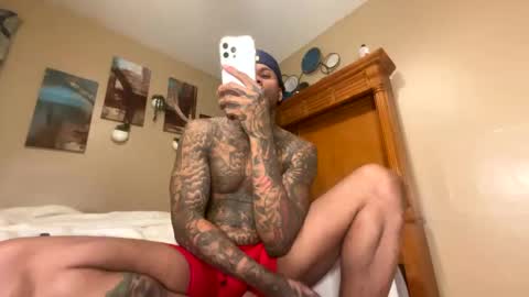 Snapshot of daddyjanimal chatting on 10.06.25 sexy tatted king bbc online show from 10.06.25