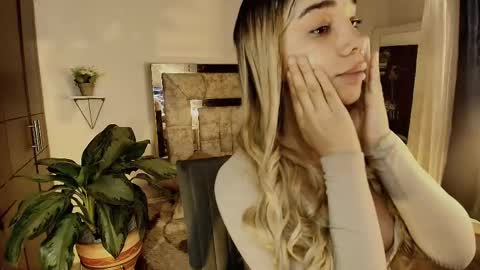 dahnia_cruz online show from 04.15.26
