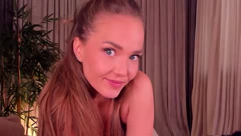 Snapshot of dahraveyne chatting on 01.06.26 Deea online show from 01.06.26