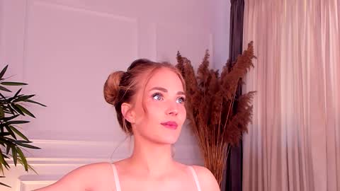 Snapshot of dahraveyne chatting on 03.10.26 Deea online show from 03.10.26