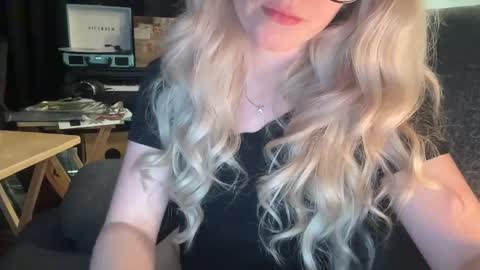 Snapshot of daisy_divine_69 chatting on 09.29.25 DaisyDivine online show from 09.29.25