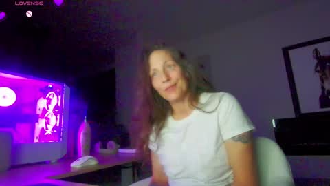 Snapshot of daisy_dove chatting on 05.21.26 Daisy online show from 05.21.26