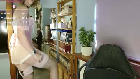 Snapshot of daisy_lovely chatting on 11.10.25 daisy_lovely online show from 11.10.25