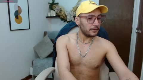 Snapshot of dami_duarte chatting on 12.16.25 Damian Duarte online show from 12.16.25