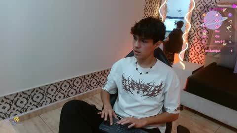 Snapshot of damian_tay chatting on 04.10.26 damian_tay online show from 04.10.26