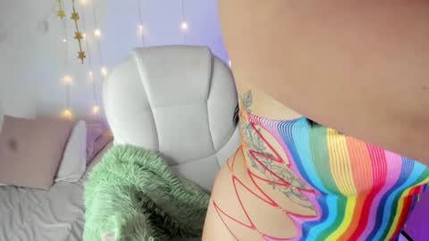 Snapshot of damn_that_booty chatting on 01.10.25 Criss online show from 01.10.25