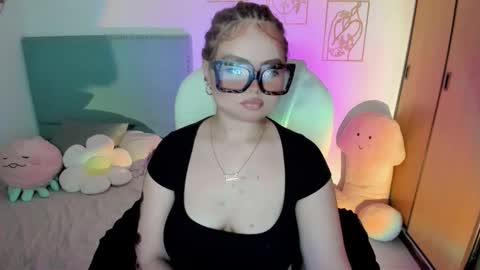 Snapshot of damn_that_booty chatting on 11.02.25 Criss online show from 11.02.25