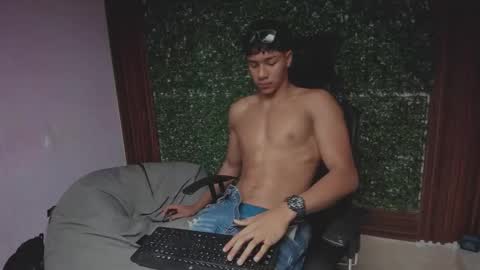 Snapshot of damon_sw chatting on 12.02.25 damon online show from 12.02.25