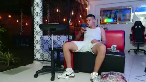 Snapshot of damyan_2003 chatting on 02.24.25 damyan_2003 online show from 02.24.25