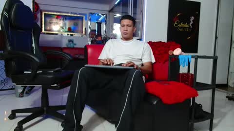 Snapshot of damyan_2003 chatting on 11.15.25 damyan_2003 online show from 11.15.25