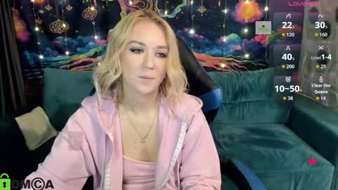 Snapshot of dances_queen chatting on 12.16.25 dances_queen online show from 12.16.25