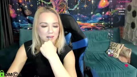 Snapshot of dances_queen chatting on 01.12.26 dances_queen online show from 01.12.26