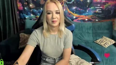 Snapshot of dances_queen chatting on 02.15.26 dances_queen online show from 02.15.26