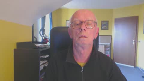 Snapshot of dandotamoon chatting on 11.04.25 dandotamoon online show from 11.04.25