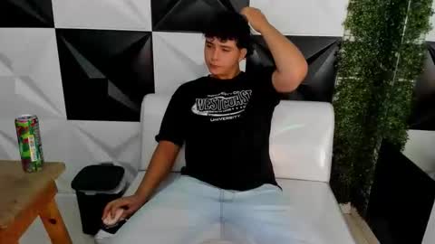 Snapshot of dani_cumboy chatting on 11.28.25 dani_cumboy online show from 11.28.25