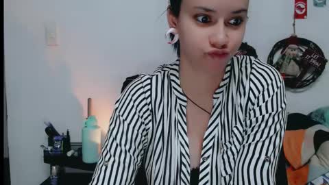 Snapshot of dani_jocelyn chatting on 12.19.24 dani y jocelyn online show from 12.19.24