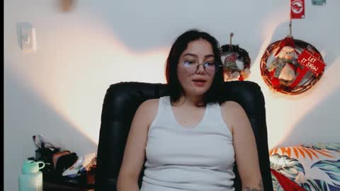 Snapshot of dani_jocelyn chatting on 12.21.24 dani y jocelyn online show from 12.21.24