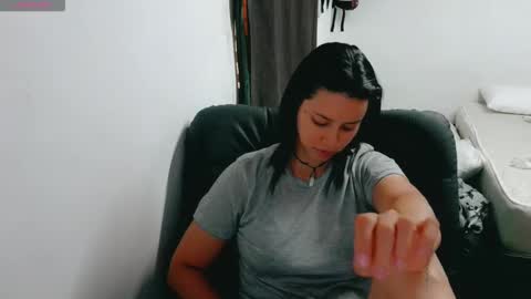 Snapshot of dani_jocelyn chatting on 10.21.25 dani y jocelyn online show from 10.21.25