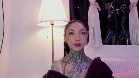 Snapshot of dani_valen chatting on 12.14.25 Dani online show from 12.14.25