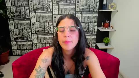 Snapshot of danielamonroe chatting on 05.27.26 danielamonroe online show from 05.27.26