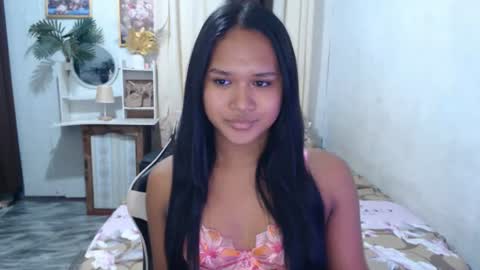 Snapshot of daniellelux chatting on 06.22.26 daniellelux online show from 06.22.26