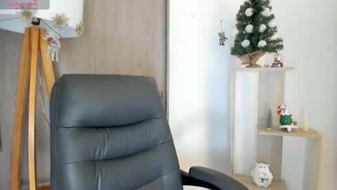 Snapshot of daniellerose_ chatting on 11.30.25 Danielle Rose online show from 11.30.25