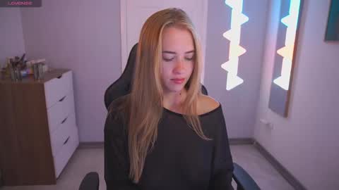 Hi my name is Anna. Please say hello I like to chat with you. If u have request use Tip option .Thank you online show from 11.10.25