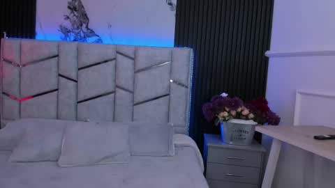 Dani Phonenix online show from 11.20.25