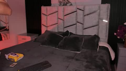 Dani Phonenix online show from 12.15.25