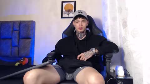 Snapshot of dann_brown chatting on 11.22.25 Dann Brown online show from 11.22.25