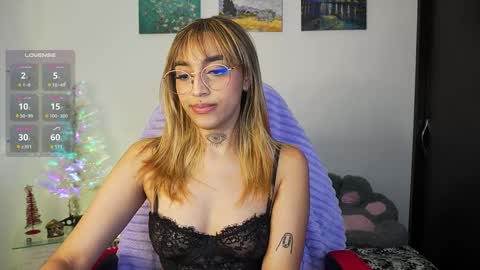 Snapshot of dannielle_ chatting on 12.14.24 online show from 12.14.24