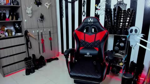 Snapshot of dante_infernos chatting on 12.27.24 Dante online show from 12.27.24