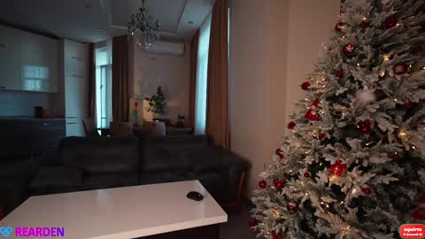 Snapshot of danyandannarearden chatting on 12.21.25 Dany and Anna online show from 12.21.25