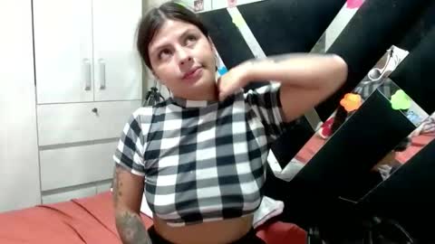 Snapshot of daphne877046 chatting on 05.27.26 daphne877046 online show from 05.27.26
