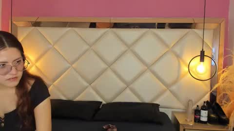 Snapshot of daphne_and_roger chatting on 09.18.25 daphne_and_roger online show from 09.18.25